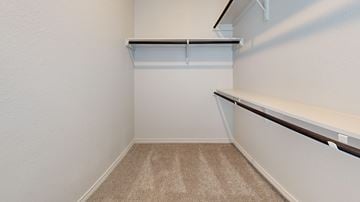 Red Oak townhouse for rent - A small, empty room with a carpeted floor and a white wall.