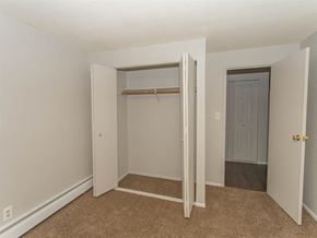 Bristol apartment for rent - a bedroom with a closet and a door to a hallway
