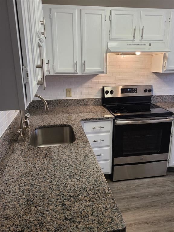 Norwich apartment for rent - a kitchen with a sink and a stove