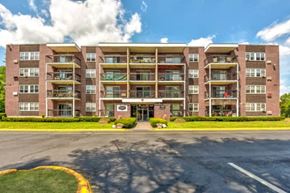 Bristol apartment for rent - a large apartment building on the side of a street