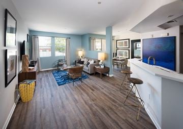 Dublin apartment for rent - A living room with a blue rug and brown chairs.
