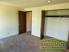 Ashland apartment for rent - a bedroom with a closet and a carpeted floor