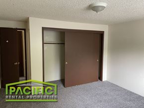 Ashland apartment for rent - a bedroom with a closet and a wardrobe