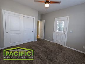 Ashland apartment for rent - a bedroom with a carpeted floor and a ceiling fan
