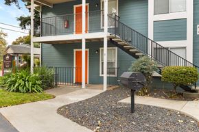 Chico apartment for rent - Apartment exterior with shared grill and landscaped courtyard at Redwood Cove Apartments, Chico, California
