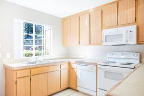 Chico apartment for rent - Kitchen with oak cabinets and modern appliances at Pomona Townhomes Apartments, Chico