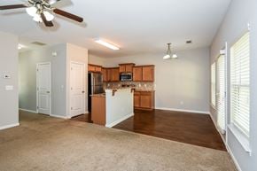 Woodstock townhouse for rent - A living room with a ceiling fan and a kitchenette.