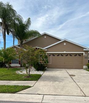 Lakeland house for rent - a house with a driveway and a garage door