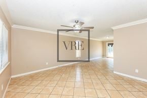 La Quinta house for rent - A room with a VRE sign on the wall.
