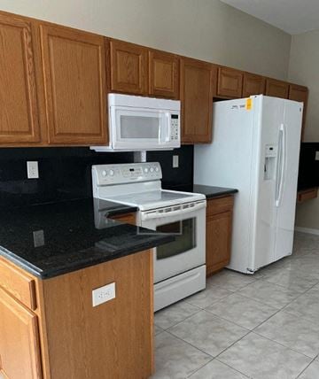 Lakeland house for rent - a kitchen with a stove microwave and refrigerator