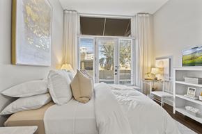 Lakeland apartment for rent - a bedroom with a large bed and a window