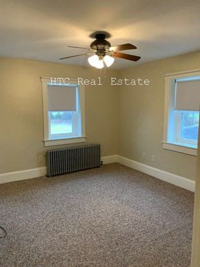 Elizabethtown apartment for rent - A room with a carpet floor, a ceiling fan, and a window with blinds.