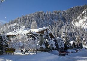 Leavenworth apartment for rent - a cabin in the mountains covered in snow