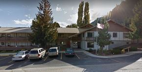 Leavenworth apartment for rent - an image of a building with cars parked in a parking lot