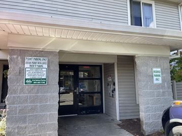 Portland apartment for rent - A sign on a pillar outside a building states that the parking is for permit holders only.