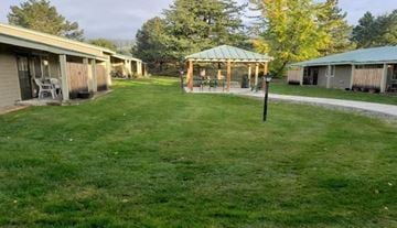 Roslyn apartment for rent - a yard with a gazebo in the middle of some buildings