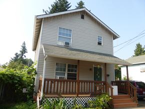 Portland apartment for rent - the front of the house with the deck