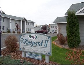 Grandview apartment for rent - a sign for emerald ii in front of some houses