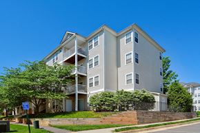 Ashburn apartment for rent - A large apartment building with a balcony on the second floor.