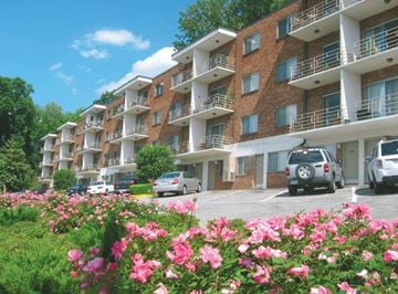 Birmingham apartment for rent - A building with a parking lot in front of it.