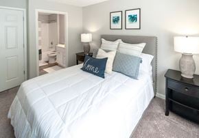 Durham apartment for rent - A bedroom with a large bed and two lamps.