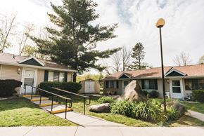 Hesperia apartment for rent - Grounds of apartment community