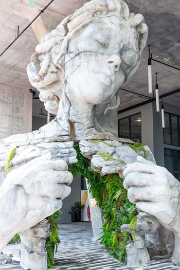 Thrive statue by daniel popper