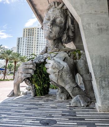 Thrive statue by daniel popper