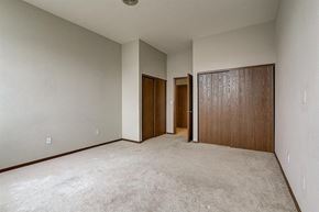 Wauwatosa apartment for rent - a bedroom with a carpeted floor and a closet