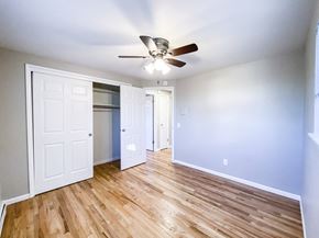 Madison townhouse for rent - an empty living room with blue walls and a ceiling fan