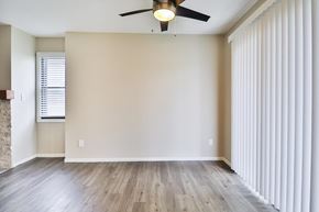 New Berlin apartment for rent - A room with a ceiling fan and a window with blinds.