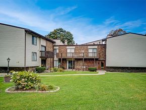 Appleton apartment for rent - our apartments have a spacious courtyard with green grass