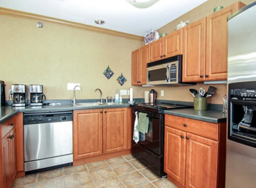 Verona apartment for rent - A kitchen with wooden cabinets and a tile floor.