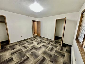 Soldotna apartment for rent - A room with a carpeted floor and a skylight.