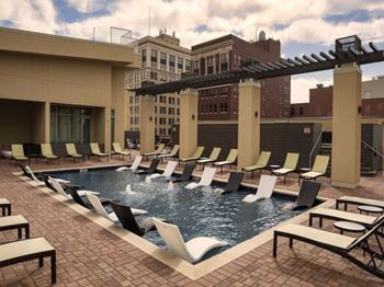 Rooftop saltwater tranquility pool