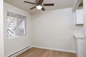 Puyallup apartment for rent - A room with a ceiling fan and a window with blinds.