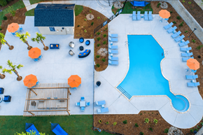 Central apartment for rent - A pool with a slide and a deck with sun loungers.