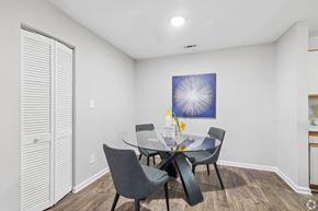 Central apartment for rent - A dining room with a table and chairs.