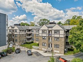 Philadelphia apartment for rent - an aerial view of an apartment building with cars parked in a parking lot