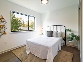 Philadelphia apartment for rent - a bedroom with a bed and a large window