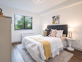 Philadelphia apartment for rent - A bedroom with a large bed and a window.