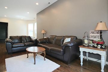Chicago apartment for rent - a living room with leather couches and a coffee table