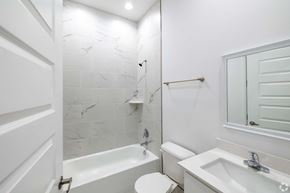 Inwood apartment for rent - Bathroom with Tub