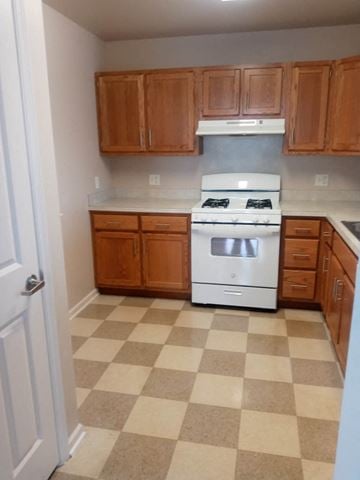 Scranton apartment for rent - A kitchen with a checkered floor and a white oven.