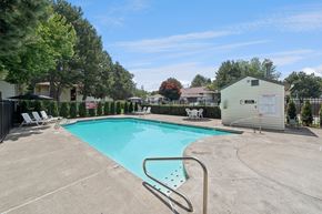 Portland apartment for rent - Foothills Apartments Swimming Pool