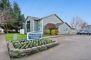 Salem apartment for rent - Oak Park Village Apartments exterior building