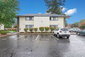Portland apartment for rent - Parking Lot East Park Place Portland, OR Apartments
