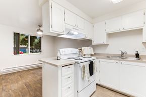 Portland apartment for rent - Kitchen Island East Park Place Portland, OR Apartments