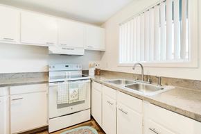 Portland apartment for rent - Colonial Village Apartments Kitchen