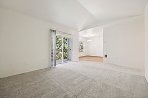 Keizer apartment for rent - A spacious room with a grey carpet and white walls.